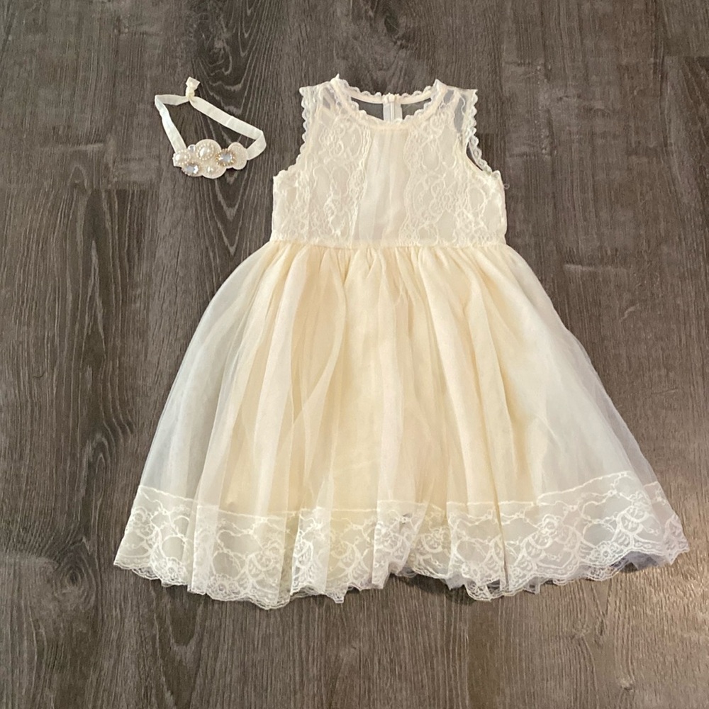 Ivory lace and chiffon dress in mint condition, size: child 6